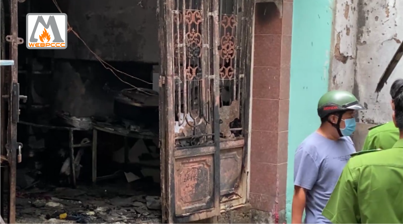 Cháy nhà ở Phú Nhuận, 4 người mắc kẹt, 1 người tử vong
