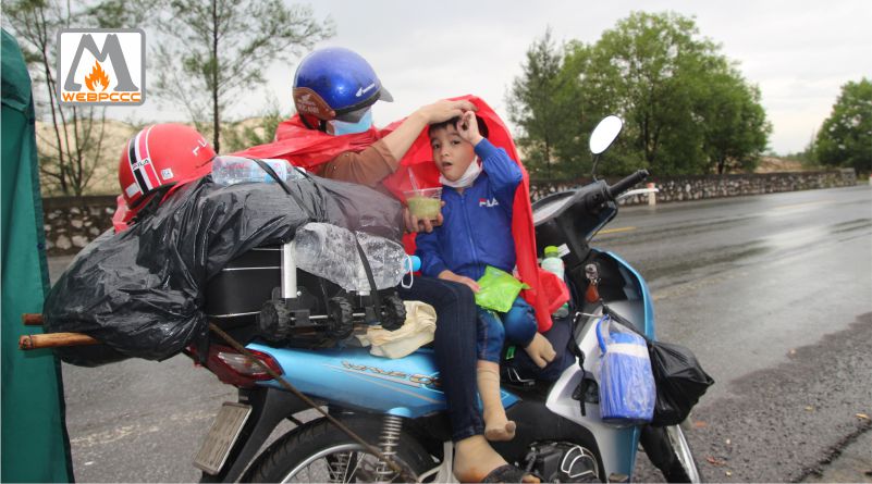 Những đứa trẻ và hành trình thiên lý ‘đội nắng, dầm mưa’ cùng cha mẹ về quê
