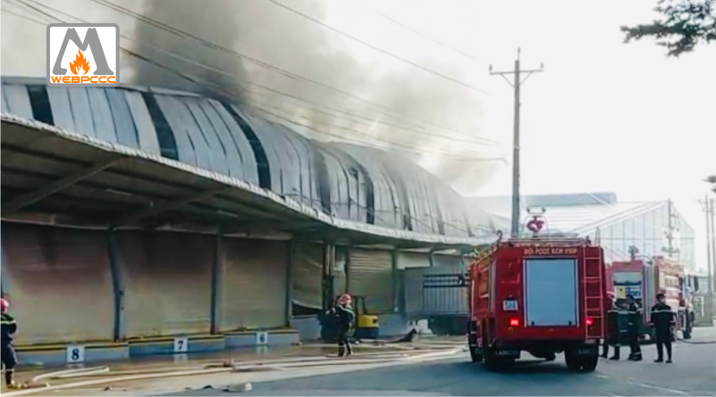 Cháy nhà xưởng ở Bình Dương, nhiều xe chữa cháy đang đến hiện trường