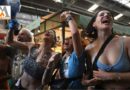 Biển người ăn mừng Argentina hạ Croatia, lái xe tăng diễu hành khắp phố